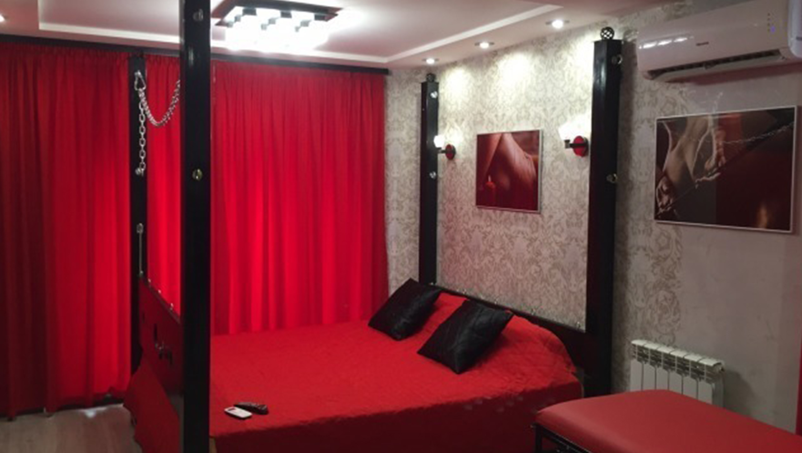 Посуточно верхняя пышма. Красная комната в квартире. Комната для ролевых игр. Красная комната аренда. Комната для утех.